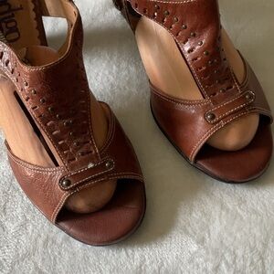 Indigo Brown Sandals with Classic Design